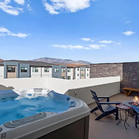 The Desert Haven-Rooftop Hot Tub & Game Room